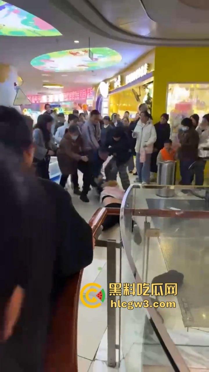 男子为护小三打原配 儿子愤而出手爆锤小三为亲妈出气!围观群众都说打得好!-2