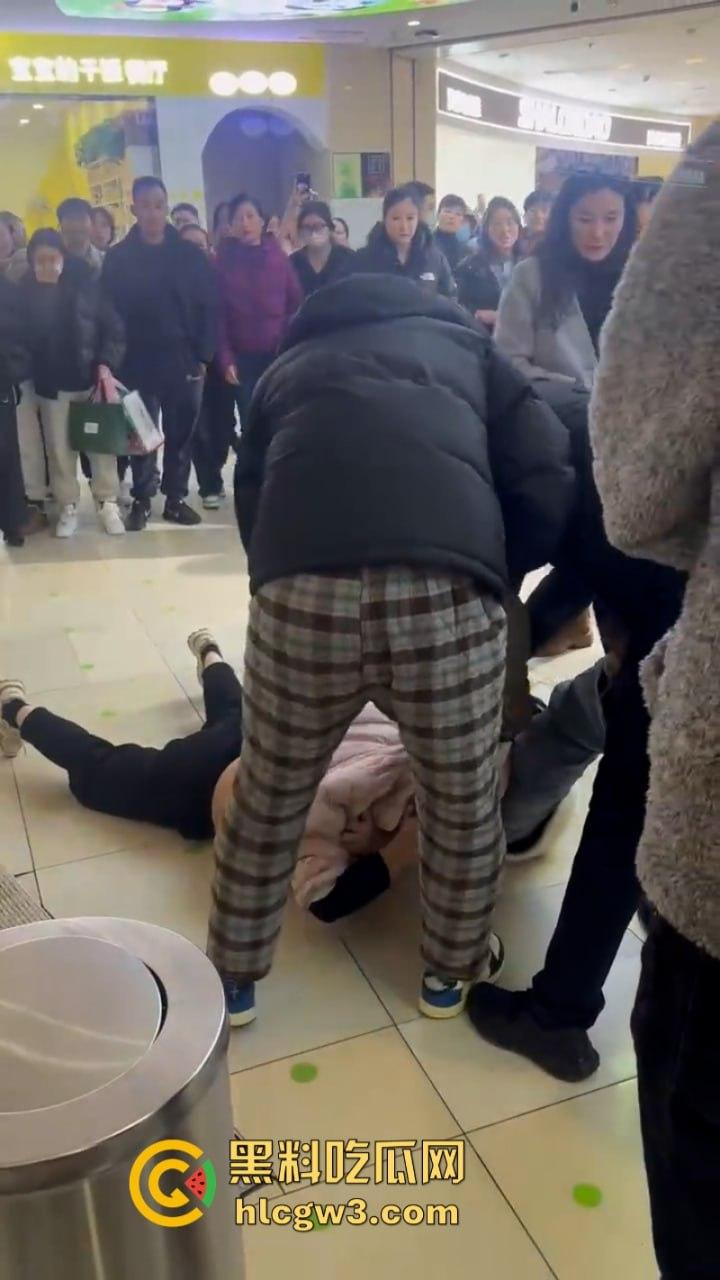 男子为护小三打原配 儿子愤而出手爆锤小三为亲妈出气!围观群众都说打得好!-3