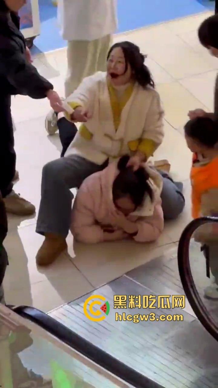 男子为护小三打原配 儿子愤而出手爆锤小三为亲妈出气!围观群众都说打得好!-4