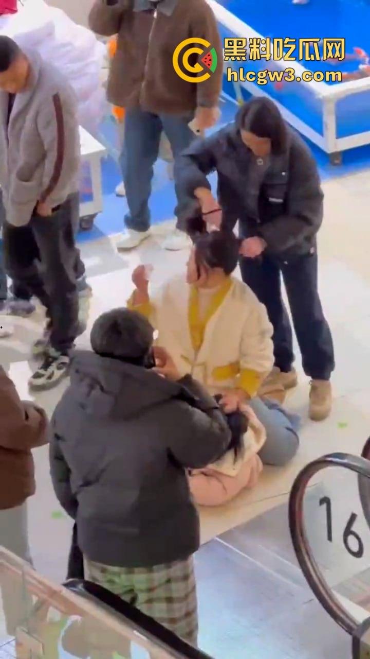 男子为护小三打原配 儿子愤而出手爆锤小三为亲妈出气!围观群众都说打得好!-5