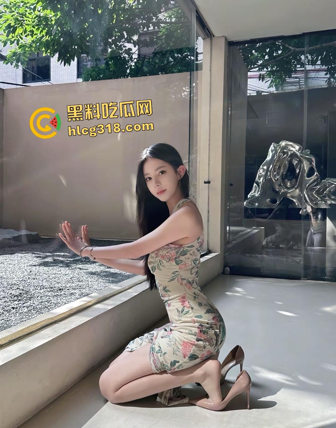 抖音【戒奶茶】大屁股骑乘金主还边看电视，换姿势双脚翘高高被操哇哇叫！-2