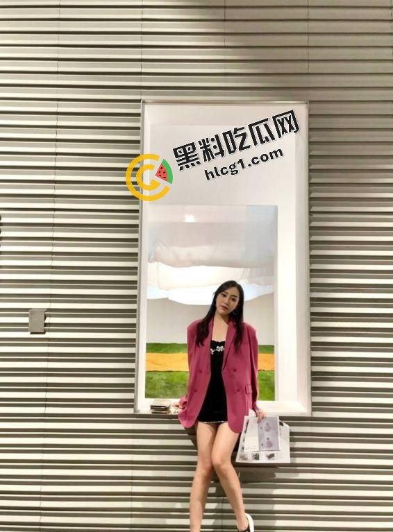 杭州大学大4妹子 被同城二代哥拿下 露脸高清口交 对镜后入视频流出-1