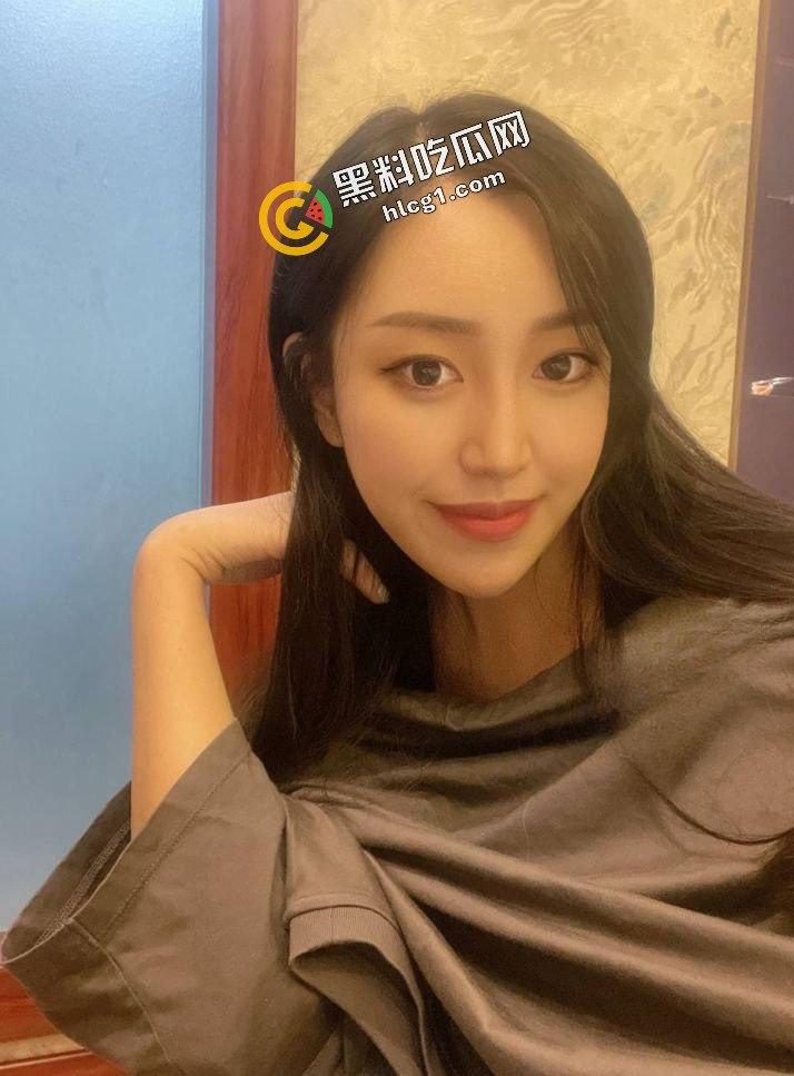 杭州大学大4妹子 被同城二代哥拿下 露脸高清口交 对镜后入视频流出-2