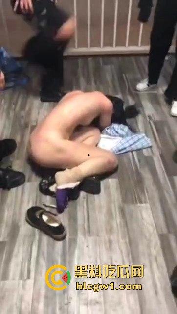 南宁精神小妹太狠了！同精神小伙出租屋内霸凌一女子，逼喝尿吃屎，真的是畜生不如！-4