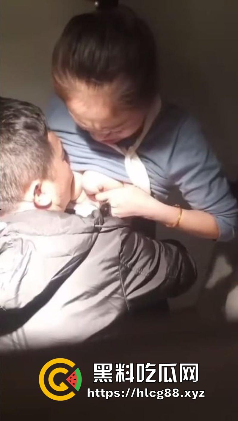 河南郑州万达广场柜姐，不雅视频流出，和男友厕所激情爱抚，对着巨乳一顿猛啃，爽的欲仙欲死！-1