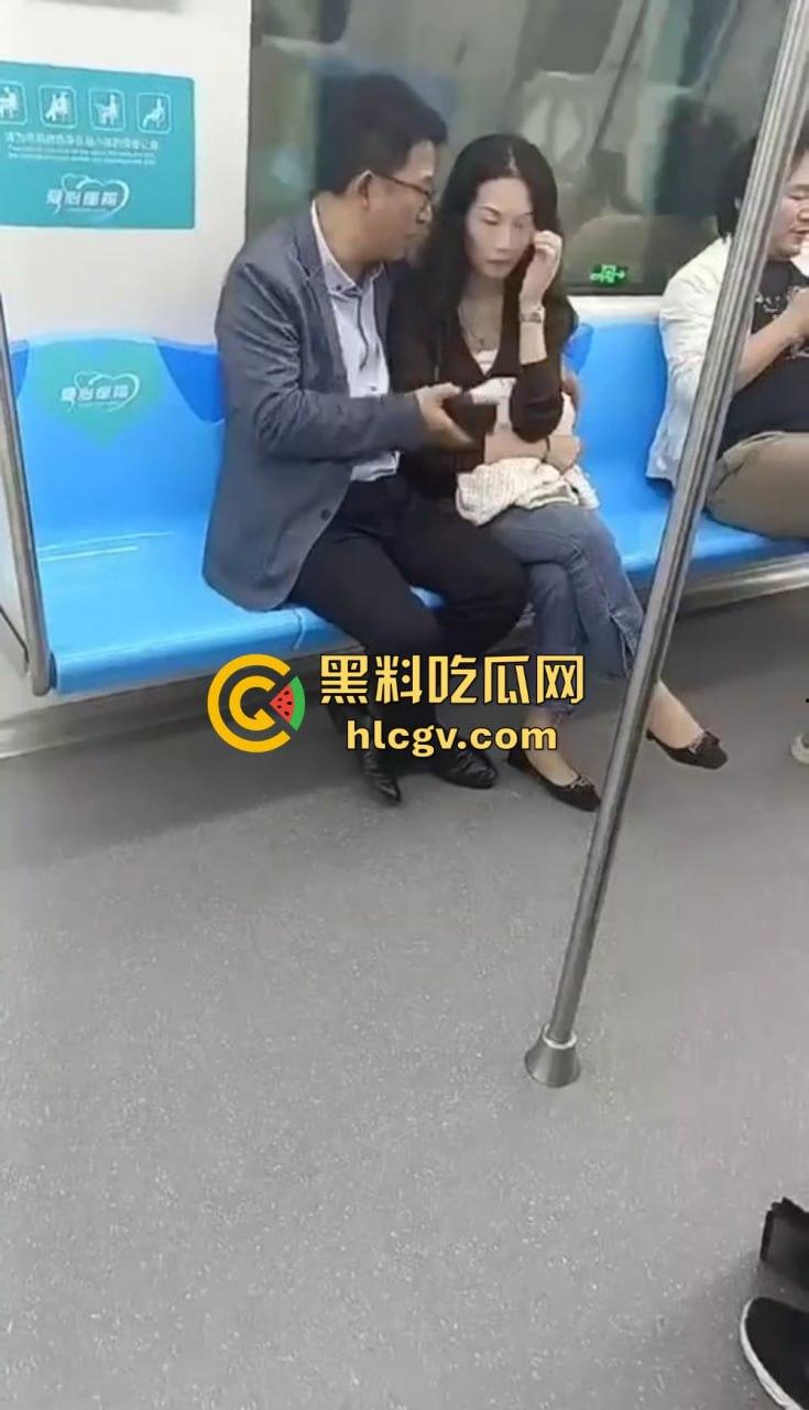 江苏地铁上演现实版约炮！骚女人妻勾搭路人抱怨老公不给力，大哥直接掏三百块约起来！-5