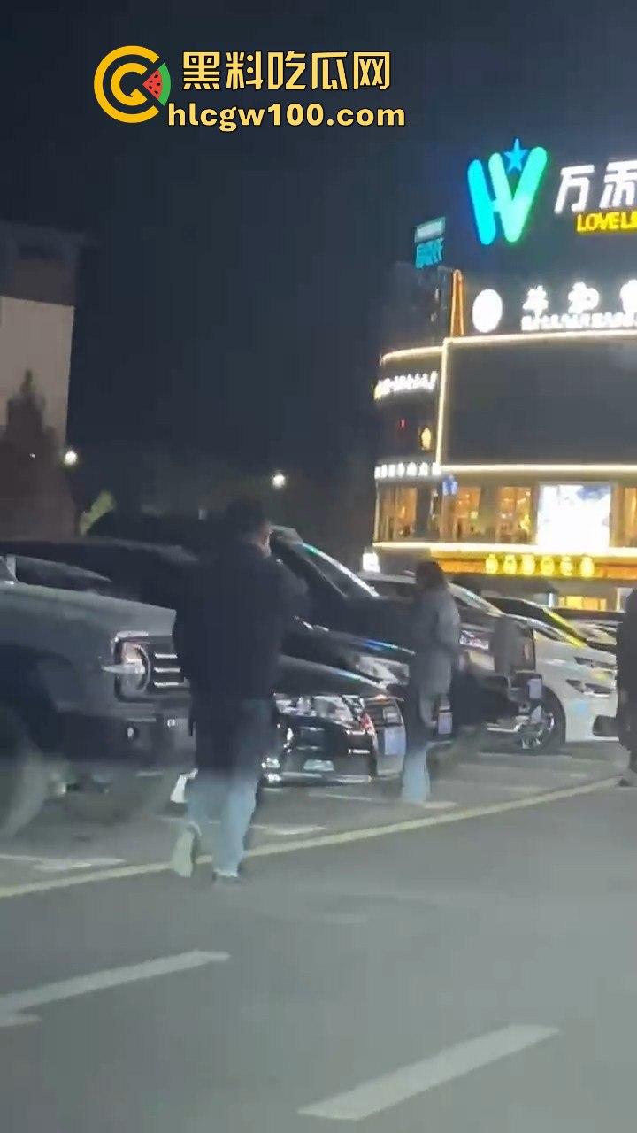 云南保山市君悦广场男子【王麒麟】表白成功，不料给正牌女友抓包，时间管理大师错误案例！！-9