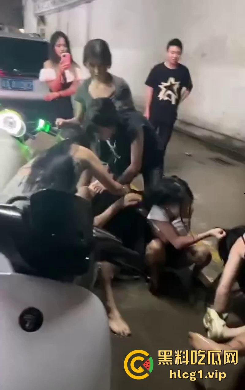 街头赛混剪开赛！女人狠起来根本拉不住啊！互殴招式狠辣不输男人！-3