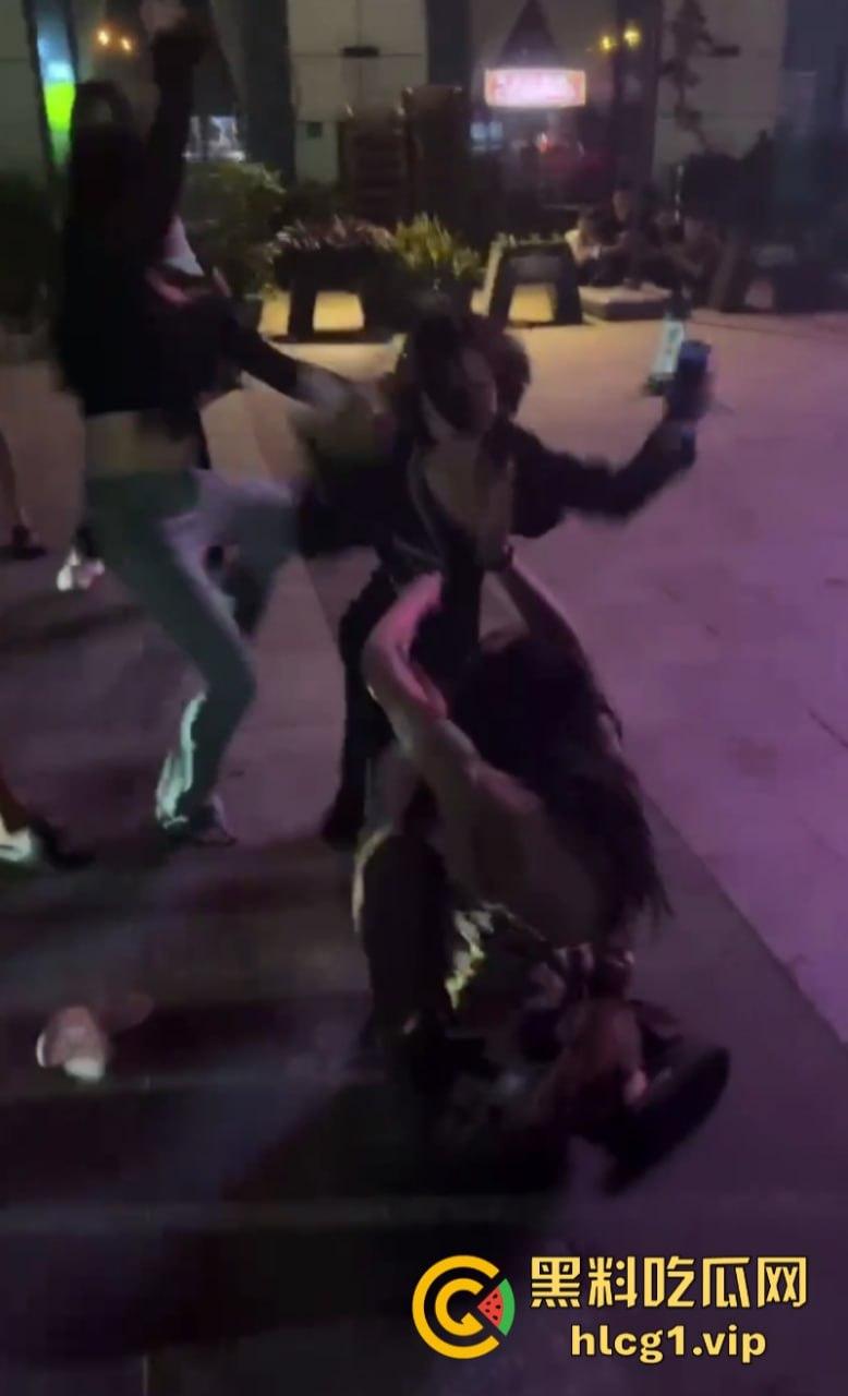 街头赛混剪开赛！女人狠起来根本拉不住啊！互殴招式狠辣不输男人！-13