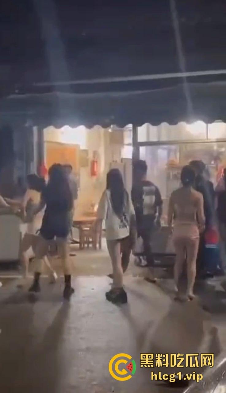 街头赛混剪开赛！女人狠起来根本拉不住啊！互殴招式狠辣不输男人！-14