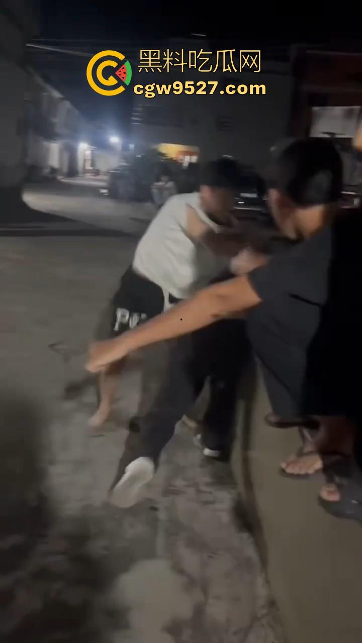 广西精神小伙1v1格斗单挑，互相推搡你一拳我一拳，最终酿成大祸，黑衣小伙倒地吐血抽搐，可把他们吓坏了！-7