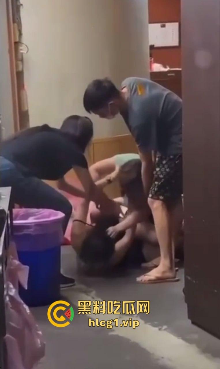 街头赛混剪开赛！女人狠起来根本拉不住啊！互殴招式狠辣不输男人！-18