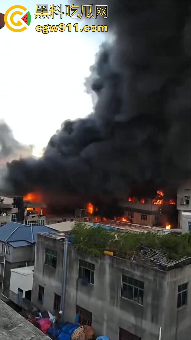 福建福州仓山，天福村突发重大火灾，因电瓶车着火，导致附近房屋全部被点燃，现场火光冲天！-4