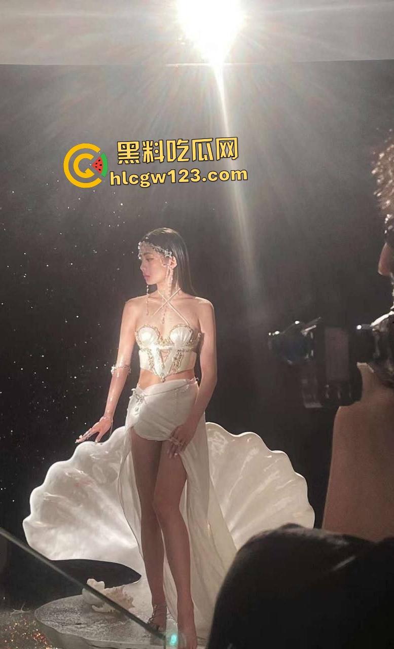 反差母狗被调教cos口交多P狂欢，骚逼专门在凌晨启动，和科比一样勤奋的性爱！-1