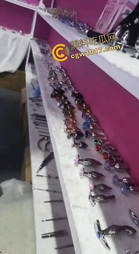 近期刷爆网络的广州成人展来啦！各种刑具成人用品花样多多，极品模特上演情趣诱惑，真是宅男的梦想啊！-2