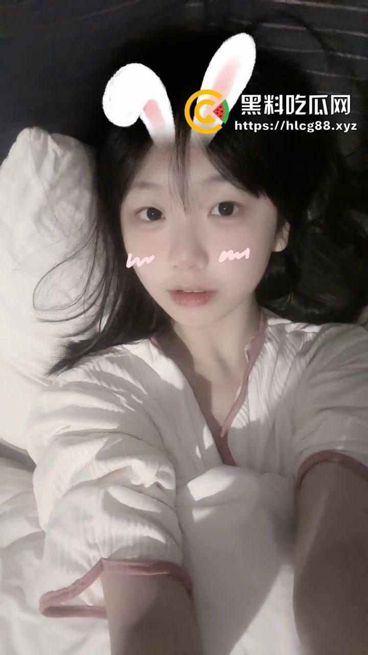 抖音清纯美艳反差婊女网红【我是小希】用骚逼女上位骑乘榨精大哥，怕被曝光还捂脸低头！-3