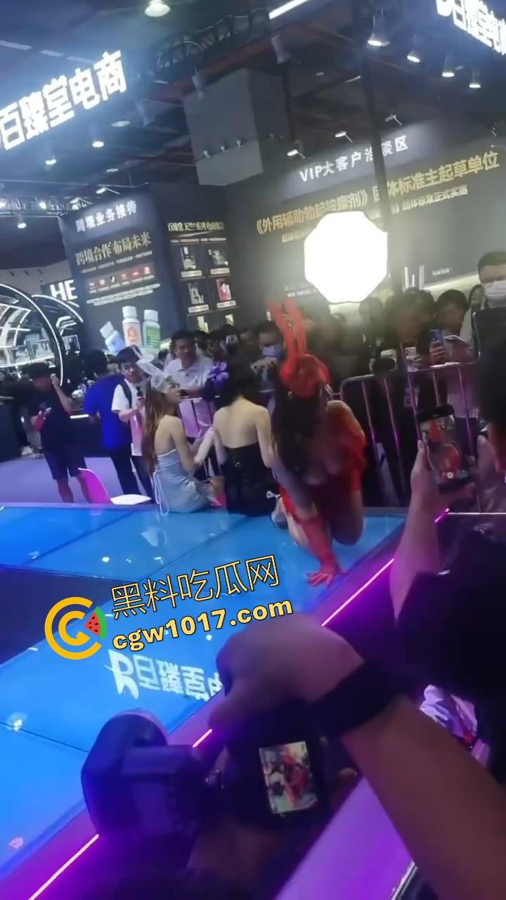 近期刷爆网络的广州成人展来啦！各种刑具成人用品花样多多，极品模特上演情趣诱惑，真是宅男的梦想啊！-6