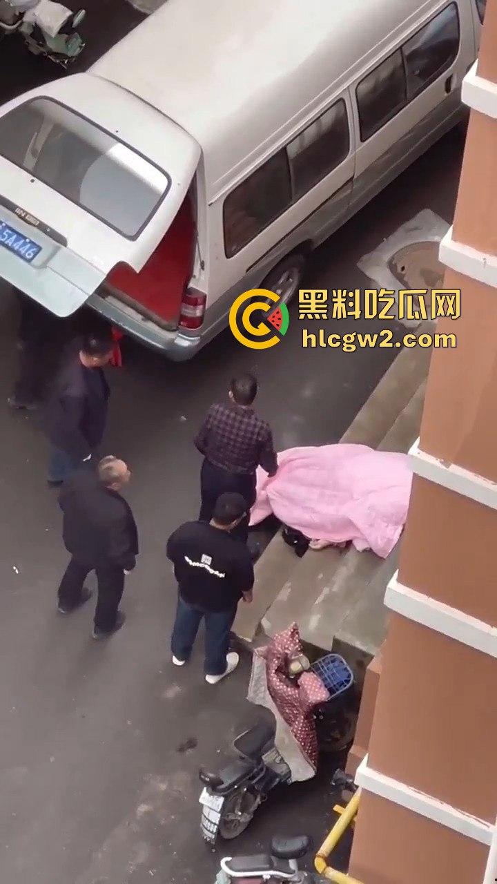 郑州男子跳楼惨烈收场，脑袋撞窗沿直接分离，场面堪比关公斩华雄！-3