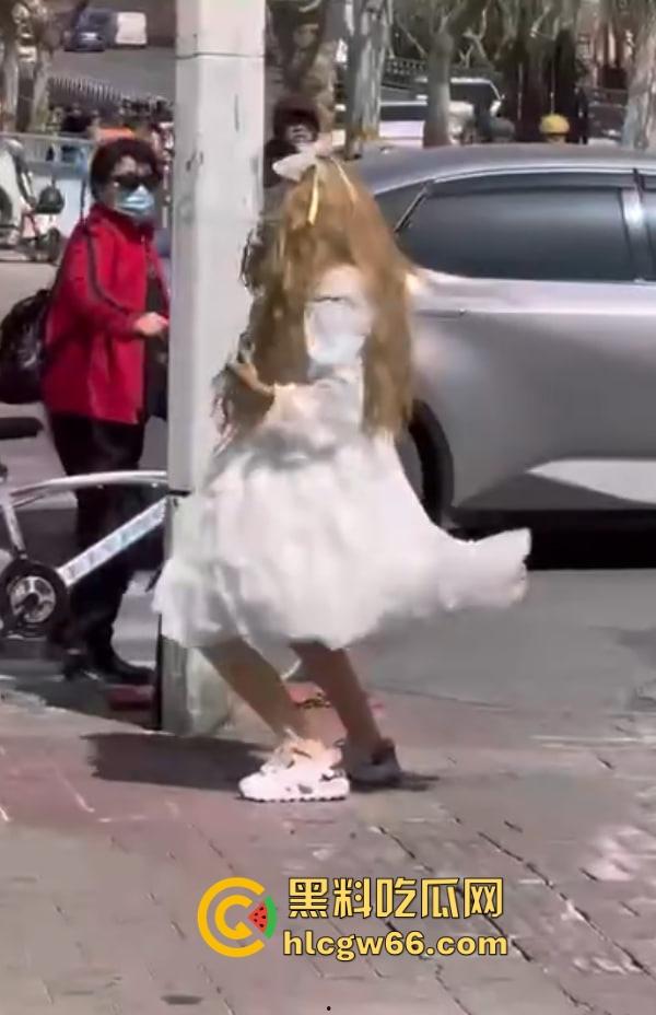 烟台街头惊现男娘哥斯拉 大叔穿白裙戴金假发扯着光腿神器当街起舞 路人全员respect！-10