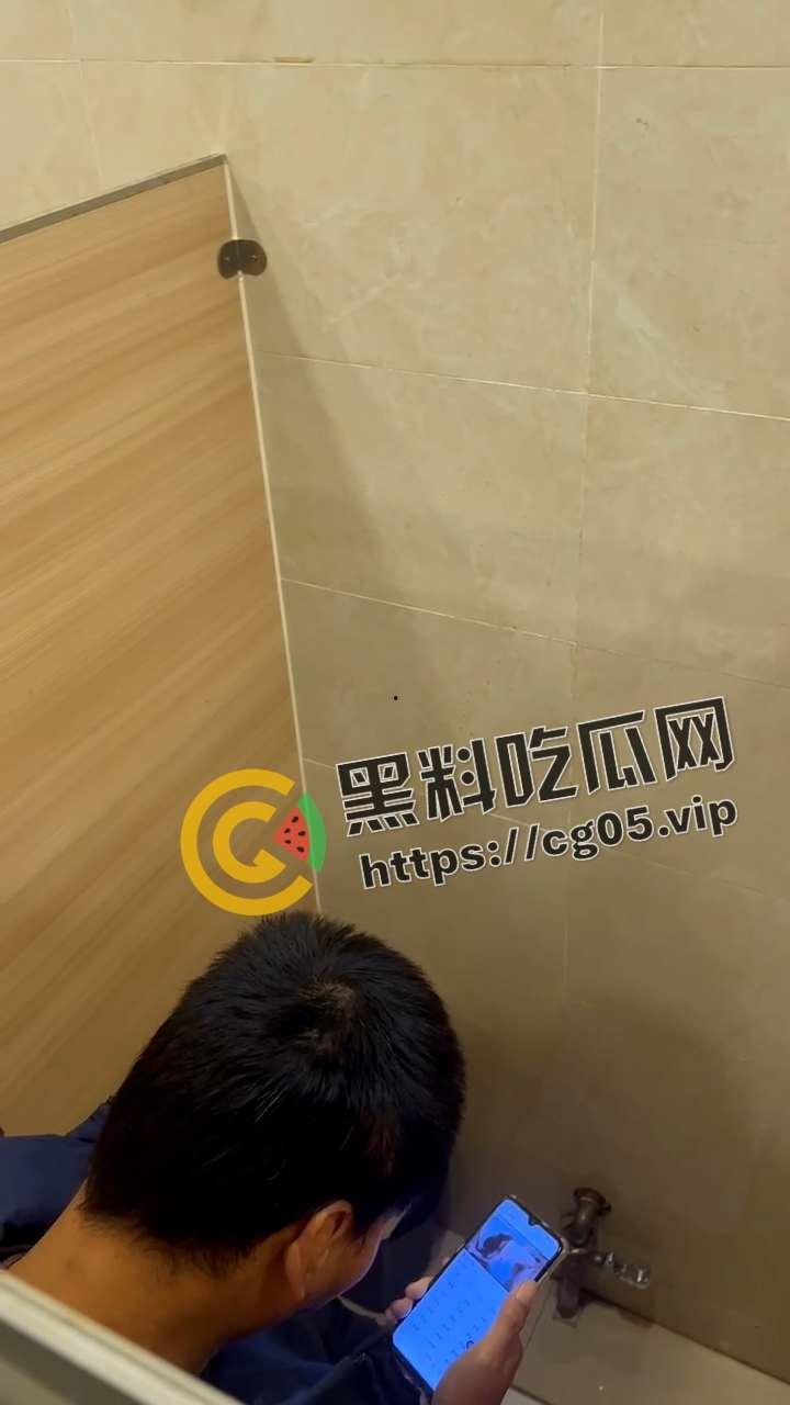 男子公共厕所打飞机开外放 被精神小伙偷拍还带踹门制裁 鸡儿都给吓萎了-4