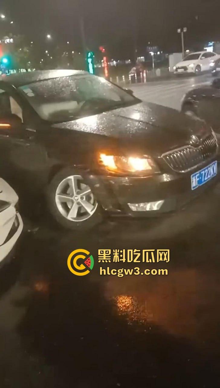 嘉兴海盐百货门口突发车祸！法拉利与斯柯达激烈碰撞，气囊齐爆损失惨重，维修账单成谜！-1