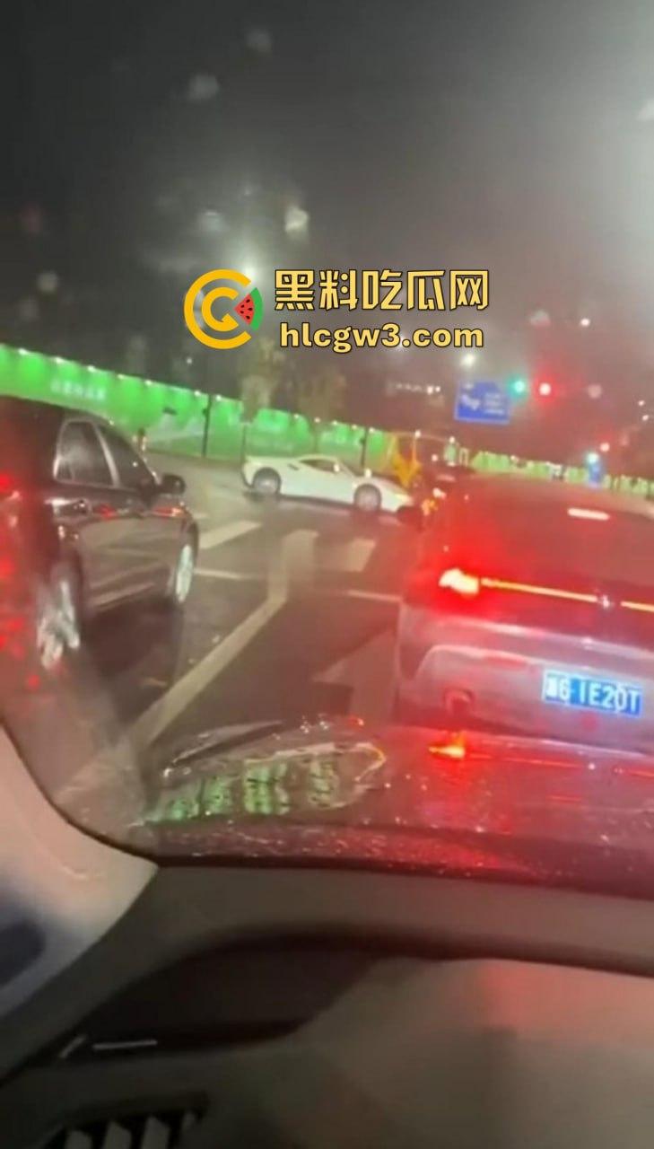 嘉兴海盐百货门口突发车祸！法拉利与斯柯达激烈碰撞，气囊齐爆损失惨重，维修账单成谜！-8