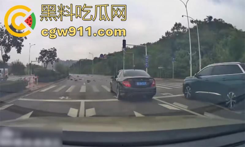 武汉小米汽车撞警察，地板油加速起步，本想装个大的结果翻车，警察当场撞死，小米汽车碎一地！-3
