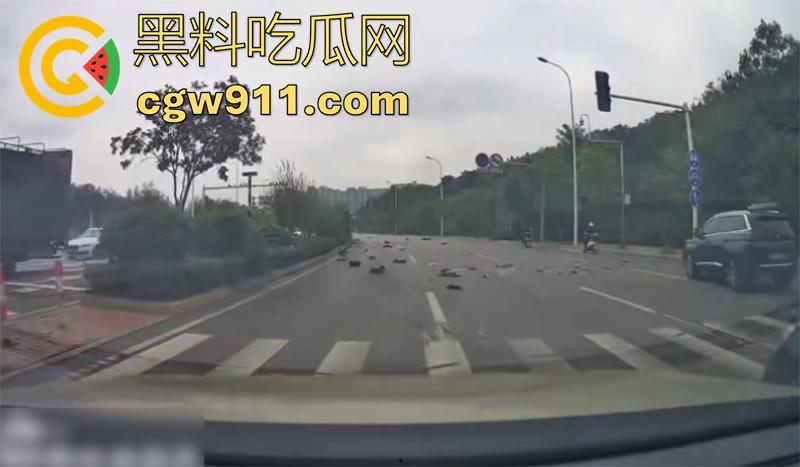 武汉小米汽车撞警察，地板油加速起步，本想装个大的结果翻车，警察当场撞死，小米汽车碎一地！-4