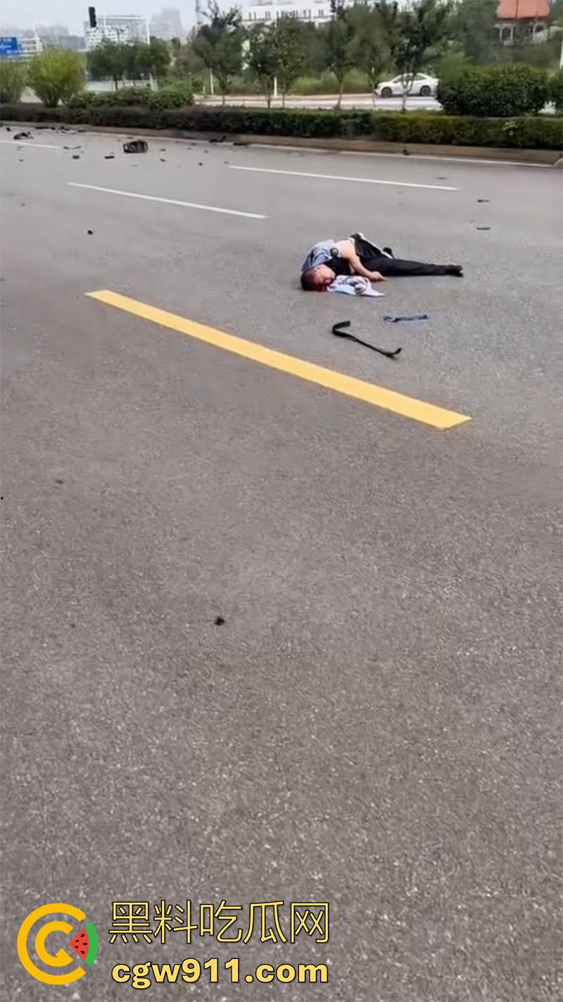 武汉小米汽车撞警察，地板油加速起步，本想装个大的结果翻车，警察当场撞死，小米汽车碎一地！-6