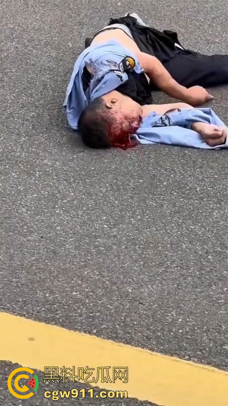 武汉小米汽车撞警察，地板油加速起步，本想装个大的结果翻车，警察当场撞死，小米汽车碎一地！-7