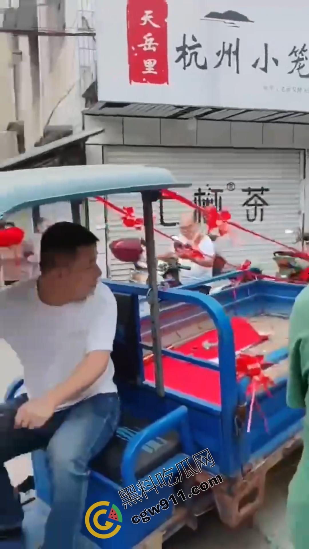 疯狂新潮！男人与充气娃娃狂热交欢，大操大办婚宴，现场嘉宾欢呼不断，意乱情迷的狂欢场面曝光！-1