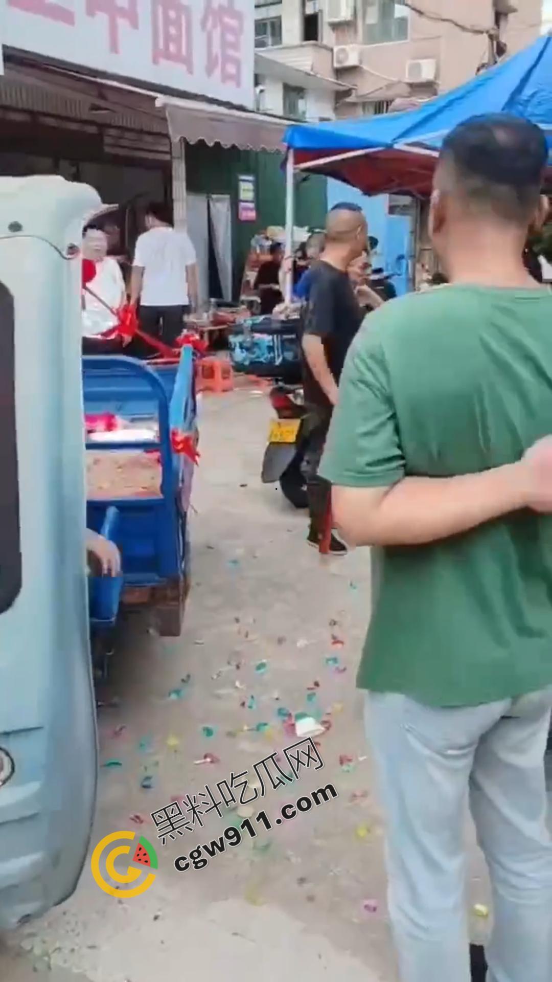 疯狂新潮！男人与充气娃娃狂热交欢，大操大办婚宴，现场嘉宾欢呼不断，意乱情迷的狂欢场面曝光！-2