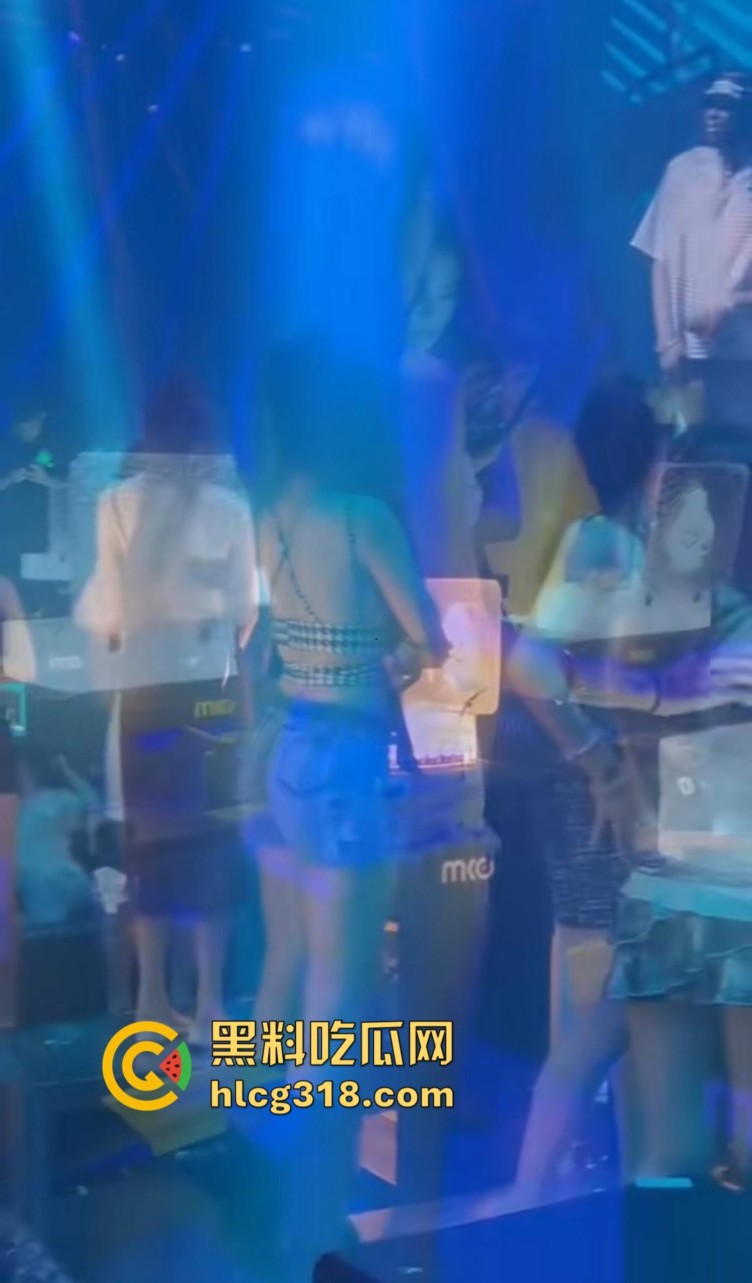 福州MK酒吧半夜淫乱失控，俩妹大厅脱光被大哥轮流狂操，咱就说也是第一次知道酒吧能玩3P！-6