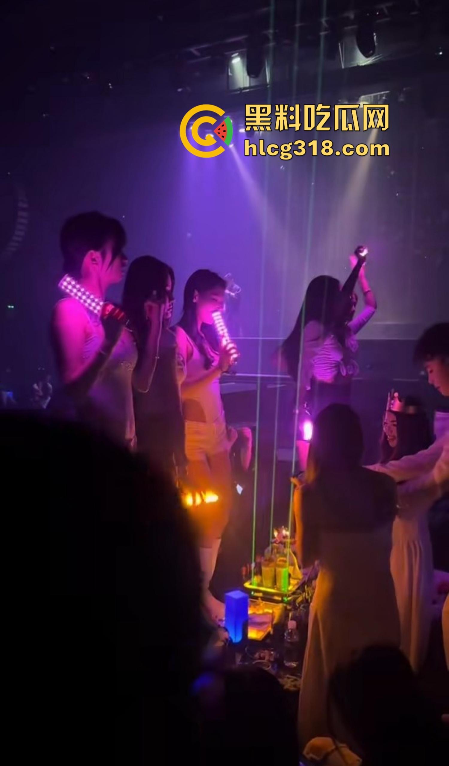 福州MK酒吧半夜淫乱失控，俩妹大厅脱光被大哥轮流狂操，咱就说也是第一次知道酒吧能玩3P！-10