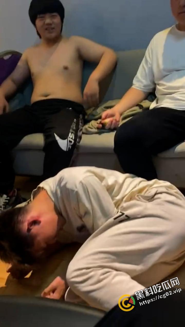 男生造女生黄谣 反被勾引到酒店戏耍 一开门 满屋子的纹身扣脚大汉 围着他暴打羞辱-14