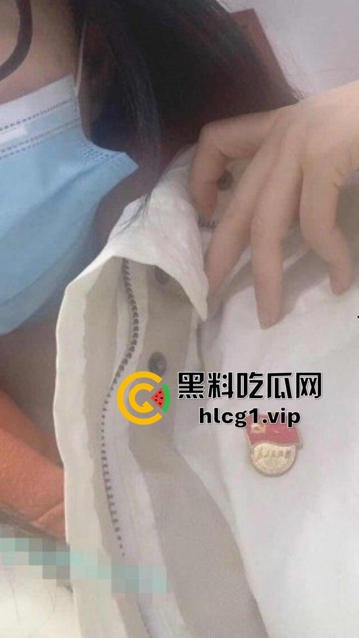 武汉海关『冯小羽』体制内骚货上班聊骚，下班找领导草逼，单元楼道大胆露出！-12