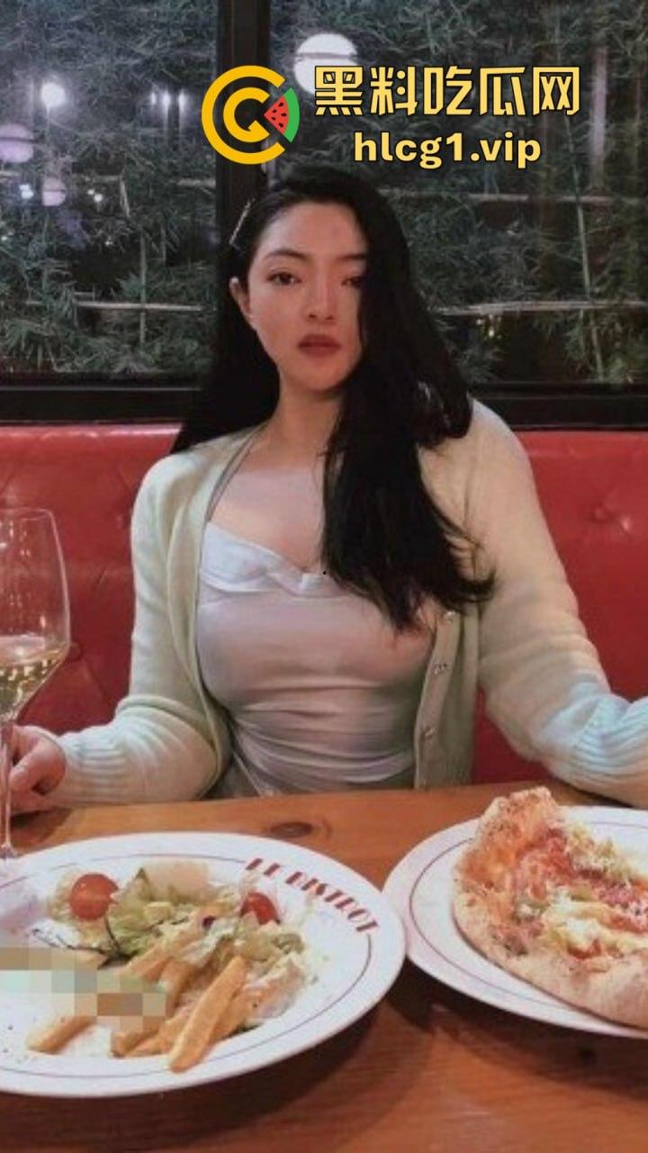 武汉海关『冯小羽』体制内骚货上班聊骚，下班找领导草逼，单元楼道大胆露出！-14