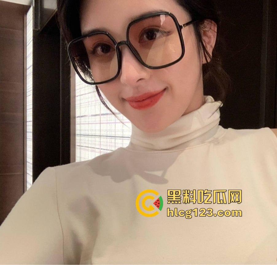 广州轻工学院王瑶琴打飞机手法堪比技师！黑丝情趣内衣边干的浪叫，爽得让人眼红！-1