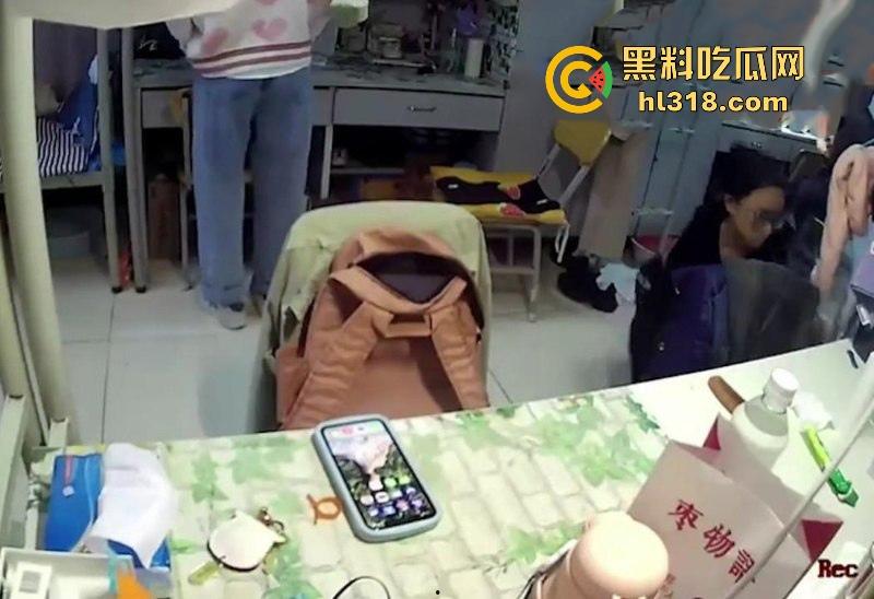 大学清纯眼镜妹妹子宿舍直播自慰，露脸举牌满足金主变态要求，嫩白奶子和粉色小穴一览无余，反差骚到极致！-2