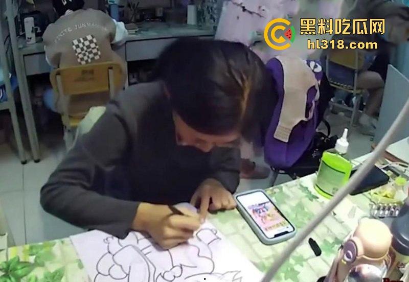 大学清纯眼镜妹妹子宿舍直播自慰，露脸举牌满足金主变态要求，嫩白奶子和粉色小穴一览无余，反差骚到极致！-4