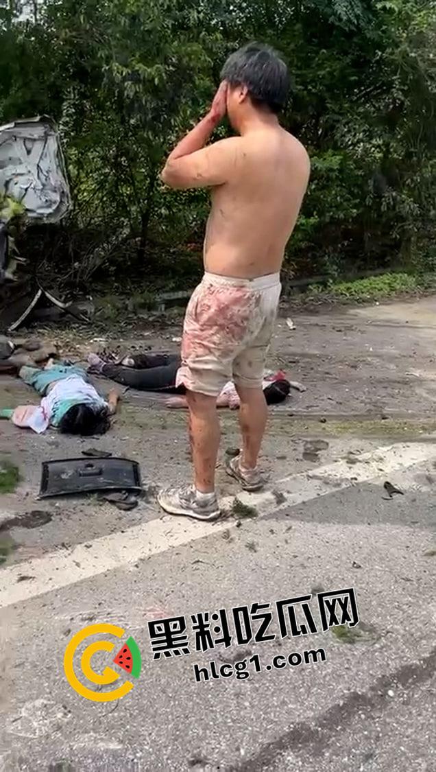 猛男崩溃！男子开车与货车相撞 一家老小当场死亡 尸体摆满一地 话都说不清了-4