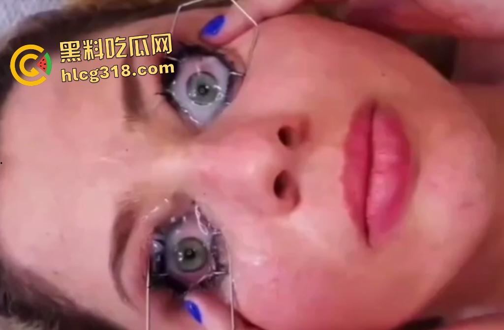外国女子用开眼器撑眼皮，被男友撸管射精进眼睛，精子灌满双眼，这是开天眼了吧？-4