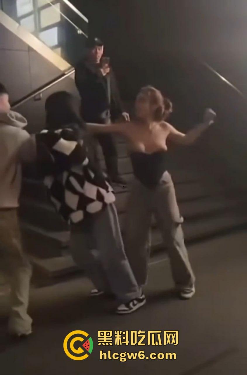 兰桂坊酒后大战，小伙醉酒直接上演抓奶神功龙爪手，妹子奶子被抓红怒而还手，两人街头扯头发打成一团！-10