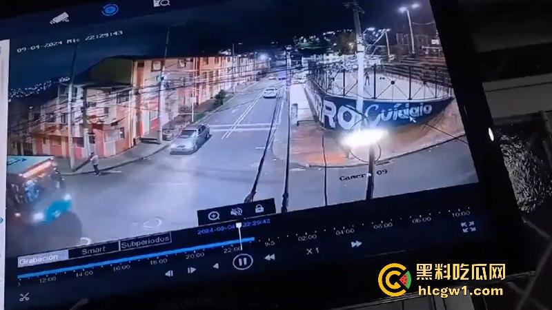 血腥慎点！老外街头飙车撞上公交当场暴毙 无码现场视频流出满地脑浆-2