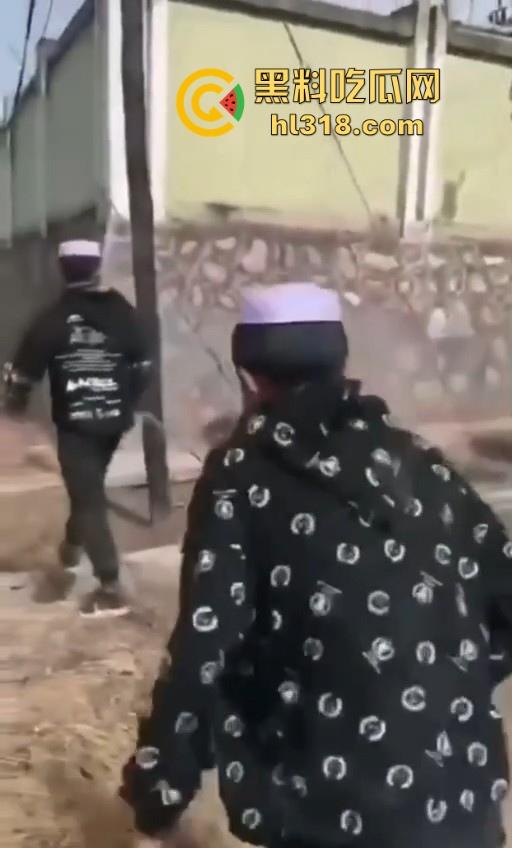 少数民族小学生打架群殴现场曝光，年轻少年手持铁棍殴打，拳打脚踢围追堵截，欺负小朋友啊 ？-3