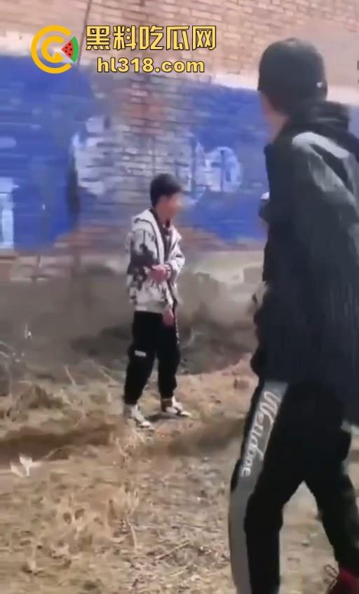 少数民族小学生打架群殴现场曝光，年轻少年手持铁棍殴打，拳打脚踢围追堵截，欺负小朋友啊 ？-6