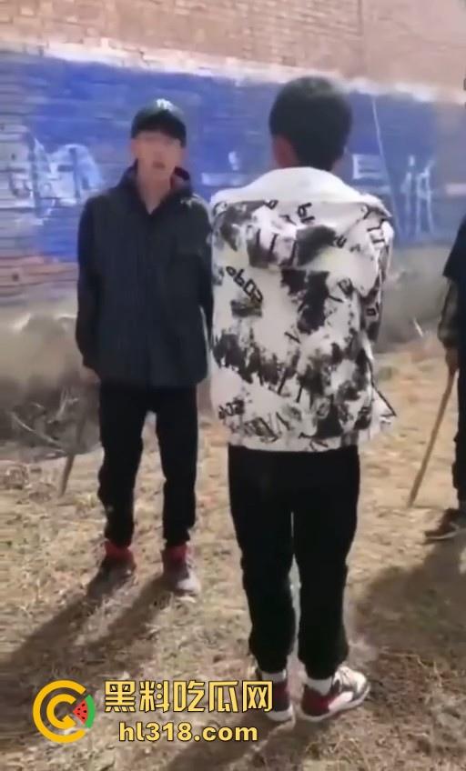 少数民族小学生打架群殴现场曝光，年轻少年手持铁棍殴打，拳打脚踢围追堵截，欺负小朋友啊 ？-7