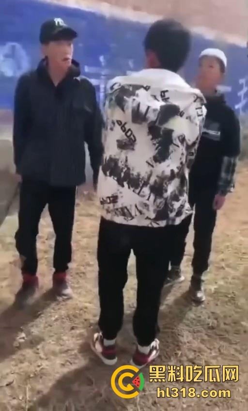 少数民族小学生打架群殴现场曝光，年轻少年手持铁棍殴打，拳打脚踢围追堵截，欺负小朋友啊 ？-8