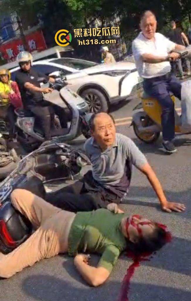 7月20日江西南昌外卖小哥飙车撞翻两个老人倒地不起，绿衣服老头七窍流血，旁边老头直接帮其闭上眼睛！-2
