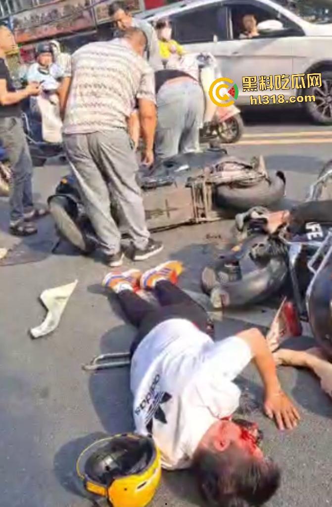 7月20日江西南昌外卖小哥飙车撞翻两个老人倒地不起，绿衣服老头七窍流血，旁边老头直接帮其闭上眼睛！-8